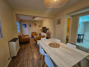 a dining table and chairs in a living room at PH familiar en La Perla ideal para relax y turismo in Mar del Plata +18 photos