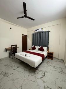 Ένα ή περισσότερα κρεβάτια σε δωμάτιο στο Tarini Comforts SGR Dental College Road Marathahalli