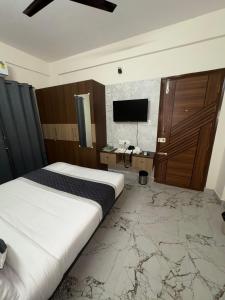 Μια τηλεόραση ή/και κέντρο ψυχαγωγίας στο Tarini Comforts SGR Dental College Road Marathahalli +40 φωτογραφίες