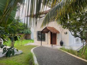 Lush Life - Private Bali-Inspired Villa في Kanāria: مبنى امامه ممشى