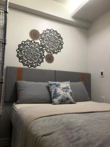 a bedroom with a bed with a black and white wall at Loft Privativo - Centro BC - com Garagem in Balneário Camboriú