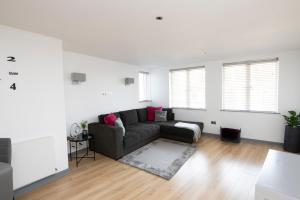 布瑞Bray Central的带沙发和两扇窗户的客厅