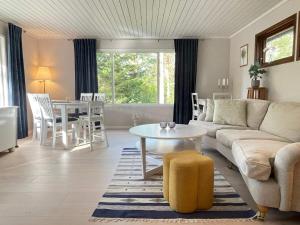 un soggiorno con un divano e un tavolo di 5 star holiday home in YSTAD a Ystad