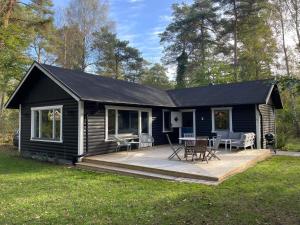 una cabina nera con un ponte e un tavolo di 5 star holiday home in YSTAD a Ystad