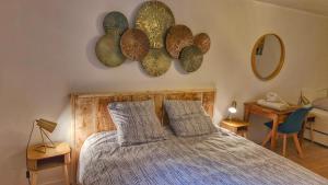 Un dormitorio con una cama y dos espejos en la pared. en Escapade confort, en Bollène