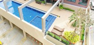 an overhead view of a swimming pool in a building at Secret Pastel Room Laksi Donmuang Airport ห้องลับพาสเทลหลักสี่สนามบินดอนเมือง in Lak Si