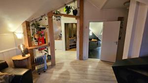 un soggiorno con scala e una camera con corridoio di Large room, unique loftspartment, balcony, free parking ad Ålesund