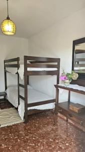 a room with two bunk beds and a lamp at Casa Rural La Chaparra - Apartamento Fondales in Pitres