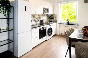 ヴッパータールにあるStilvolles 2-Zimmer Apartment Wuppertalの洗濯機と乾燥機付きのキッチン +14枚の写真