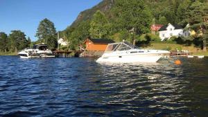 dos barcos están atracados en el agua en un lago en View of Telemarkskanalen, en Kviteseid