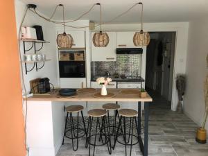 Kuchyň nebo kuchyňský kout v ubytování Arzon maisonnette proche plage Kerkarin + 28 fotografií