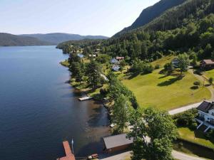 una vista aérea de un lago con casas y árboles en View of Telemarkskanalen, en Kviteseid