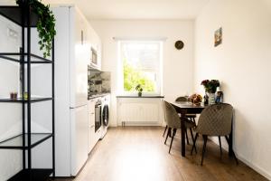 ヴッパータールにあるStilvolles 2-Zimmer Apartment Wuppertalのキッチン(ダイニングルームテーブル、窓付)