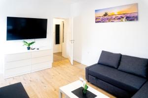 ヴッパータールにあるStilvolles 2-Zimmer Apartment Wuppertalのソファと薄型テレビのあるリビングルーム