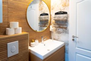 ヴッパータールにあるStilvolles 2-Zimmer Apartment Wuppertalの洗面台と鏡のあるバスルーム