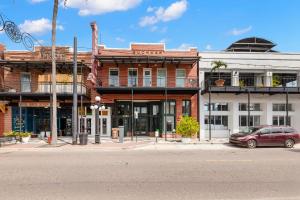 タンパにあるCasa Ybor Apartments on 7th Aveの建物前に停車する赤い車