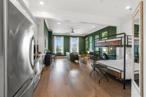 タンパにあるCasa Ybor Apartments on 7th Aveのキッチン、リビングルーム(ベッド1台、ダイニングルーム付)