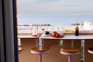 a table and chairs with a view of the ocean at Casa Idillio in Misano Adriatico