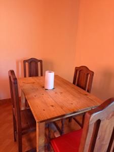 una vela sobre una mesa de madera en Casa El Arenal, en Cachí