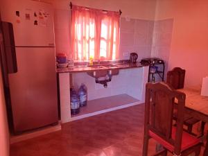 y cocina con fregadero y nevera. en Casa El Arenal, en Cachí