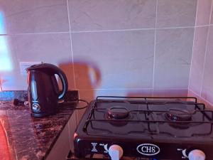 - Hervidor de té negro sobre una estufa en Casa El Arenal, en Cachí