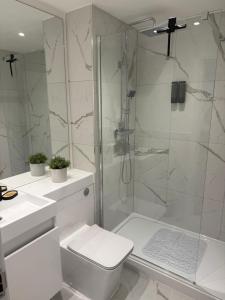 Ένα μπάνιο στο Central Gravesend 1BR, Kitchen, Wi-Fi, Sleeps 2, Parking