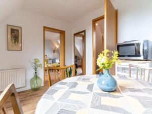a vase of flowers on a table in a room at Wohnung in Garding mit Parkplatz in Garding