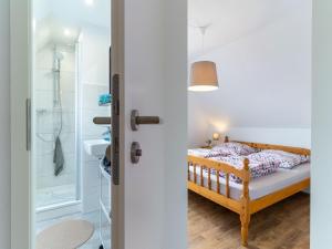 a bedroom with a bed and a shower at Wohnung in Garding mit Parkplatz in Garding +18 photos