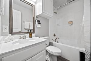 アーリントンにあるWalk to AT&T Stadium - Modern 2BR With Backyardの洗面台とトイレを備えた白いバスルーム +45枚の写真
