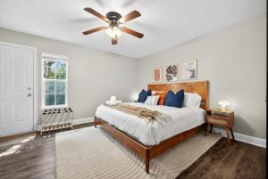 アーリントンにあるWalk to AT&T Stadium - Modern 2BR With Backyardのベッドルーム1室(ベッド1台、シーリングファン付)