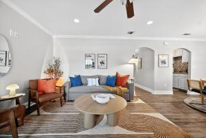 アーリントンにあるWalk to AT&T Stadium - Modern 2BR With Backyardのソファとテーブルのあるリビングルーム