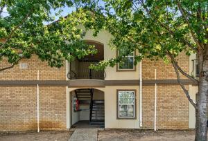 アーリントンにあるWalk to AT&T Stadium - Modern 2BR With Backyardのレンガ造りの建物(バルコニー、木付)