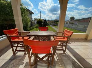 un tavolo e sedie di legno su un patio di Casa Verde Trikala a Tríkala Altre 3 foto