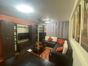 a living room with a couch and a television at Departamento en Tonsupa in Tonsupa