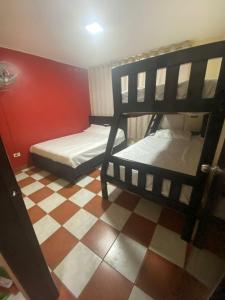 two bunk beds in a room with a checkered floor at Departamento en Tonsupa in Tonsupa +6 photos