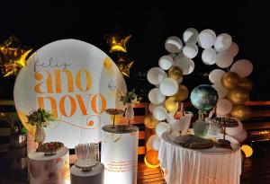 a table with balloons and a sign that says nannanox at Capanna del Vale - Refúgio & Degustação no Vale dos Vinhedos in Bento Gonçalves