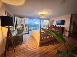 ein großes Schlafzimmer mit einem Bett und einem großen Fenster in der Unterkunft Pegaso Retreats San Miguel de Allende in San Miguel de Allende