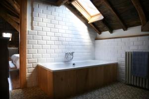 una grande vasca da bagno in una stanza con finestra di Casa Xabú a El Vallin Altre 19 foto