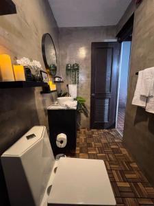 Ένα μπάνιο στο Loft 5BR, Billar, WIFI, AC, Garden View in Old SJ