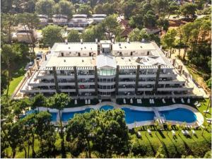 an aerial view of a large building with a swimming pool at Departamento 2 ambientes Complejo Amarras Pinamar con pileta y servicios in Pinamar