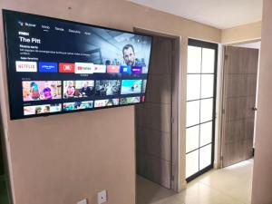 een flatscreen-tv aan een muur in een kamer bij Casa Fray in San Miguel de Allende