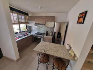 een keuken met een aanrecht en een koelkast bij Casa Fray in San Miguel de Allende