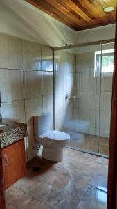 un baño con inodoro y ducha en Seva, en Obligado