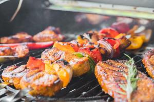 ein Haufen Fleisch und Gemüse auf einem Grill in der Unterkunft Penthouse Panorama Deluxe - Seesicht - BBQ - Beach Paradise - Loft Premium in Öhningen