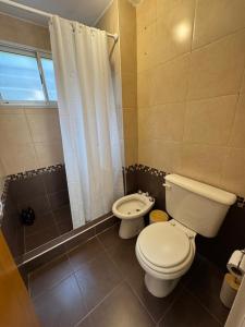 a bathroom with a toilet and a shower at Dpto céntrico VGB in Villa General Belgrano