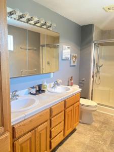 a bathroom with two sinks and a shower and a toilet at 3brstudio Suite-fire Pit-gazebo-kid &dog Friendly in Medford +48 photos