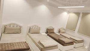 a room with two beds in a room at النبلا الفضي in Al Madinah +12 photos