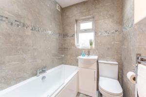 Koupelna v ubytování Spacious 3-Bed with parking NEAR NEC & BHX AIRPORT