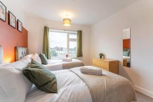 Postel nebo postele na pokoji v ubytování Spacious 3-Bed with parking NEAR NEC & BHX AIRPORT