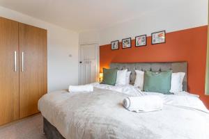 Postel nebo postele na pokoji v ubytování Spacious 3-Bed with parking NEAR NEC & BHX AIRPORT + 36 fotografií
